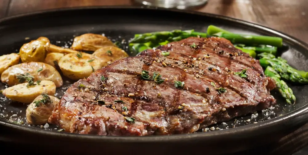 Grilled steak with potatoes and asparagus.